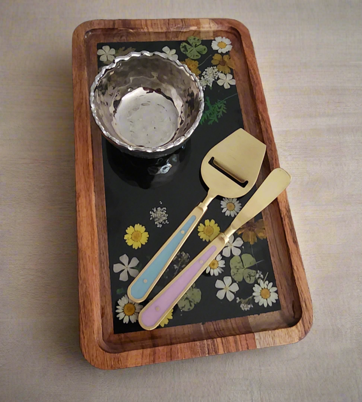 Wooden plates decorated with epoxy resin