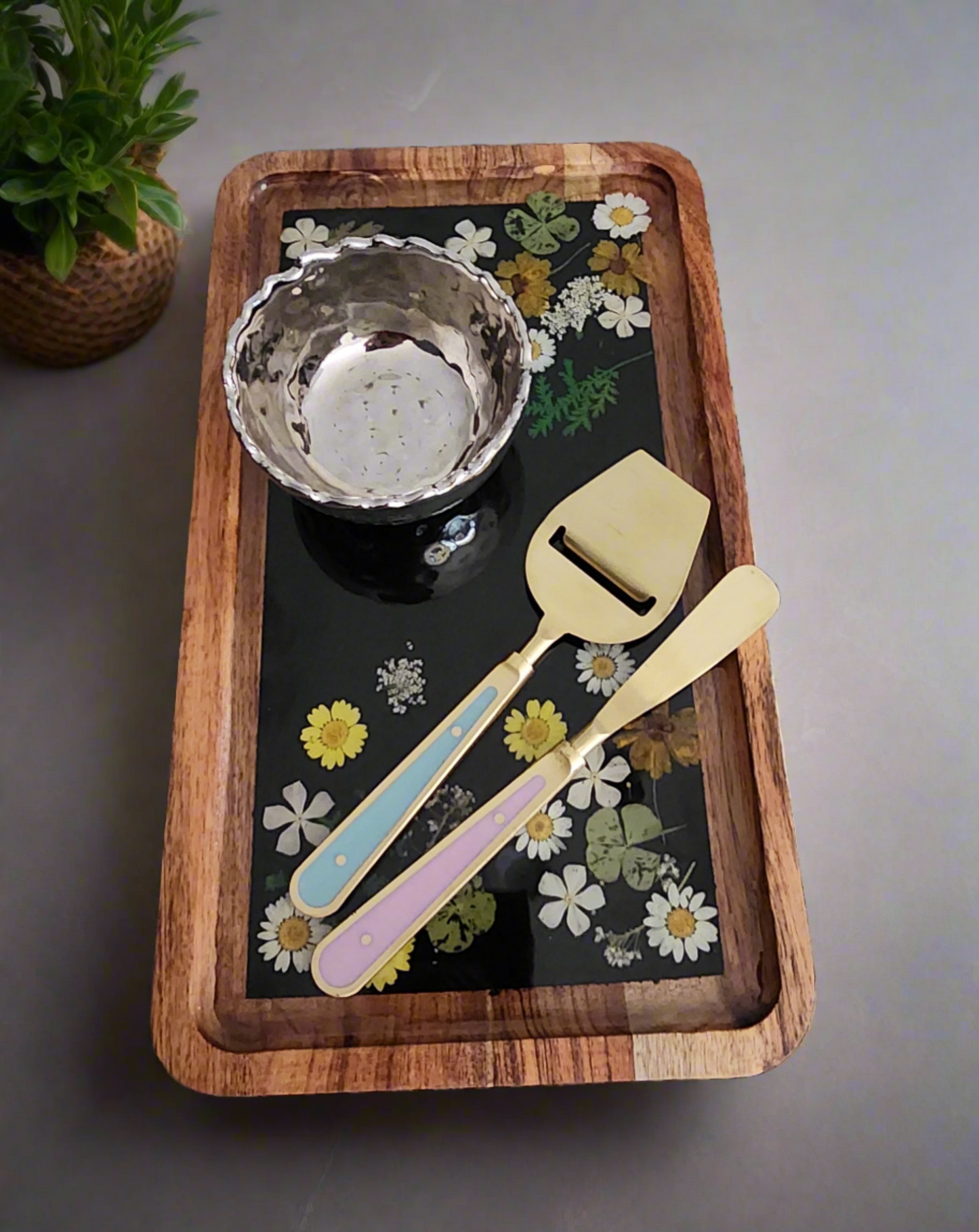 Wooden plates decorated with epoxy resin