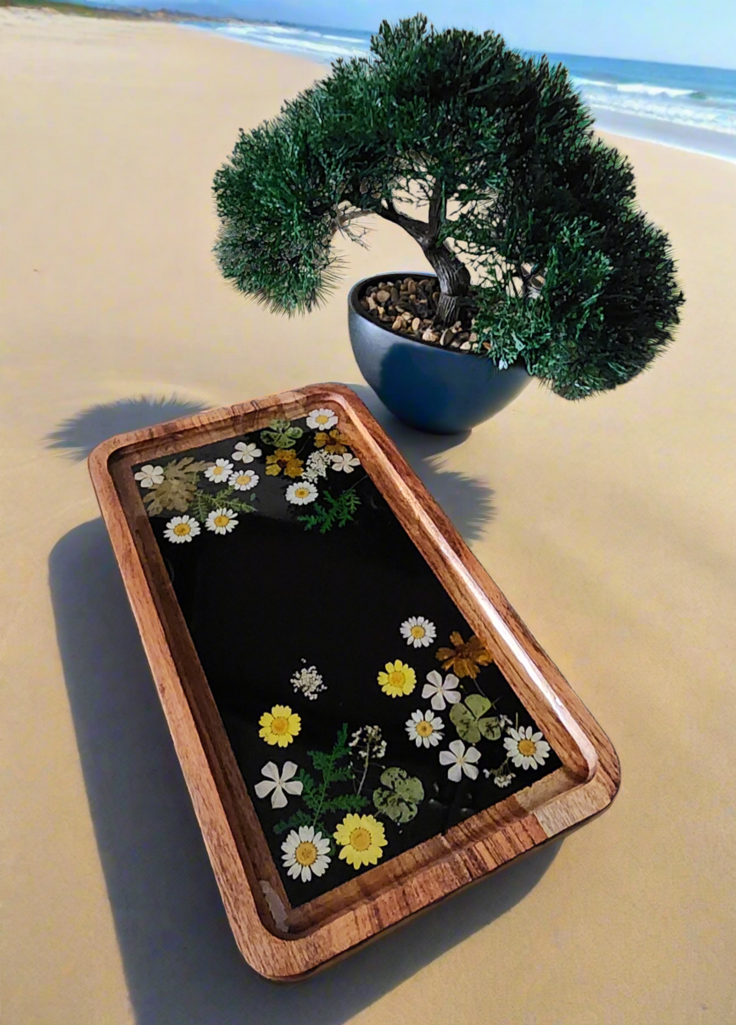 Wooden plates decorated with epoxy resin