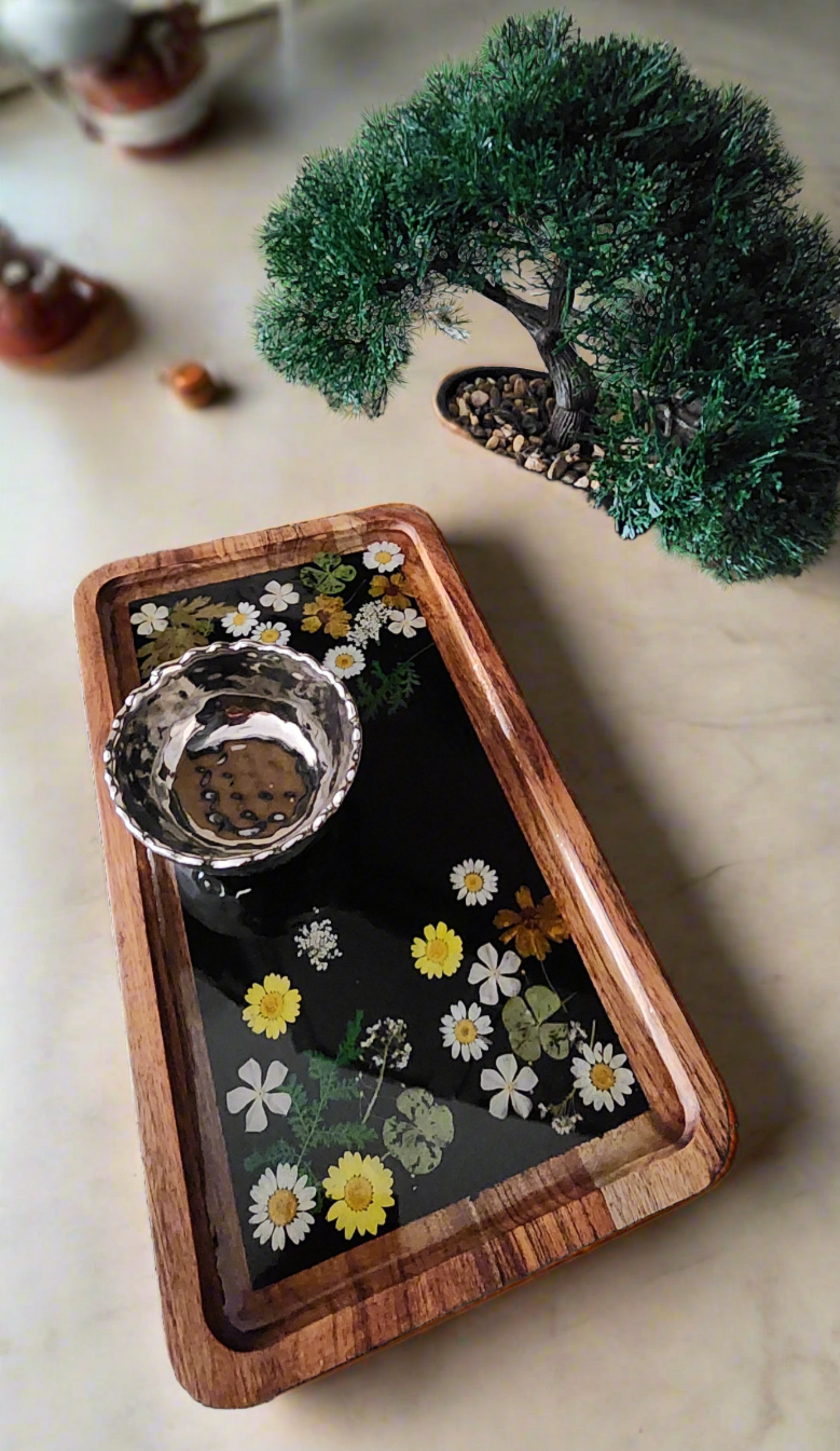 Wooden plates decorated with epoxy resin